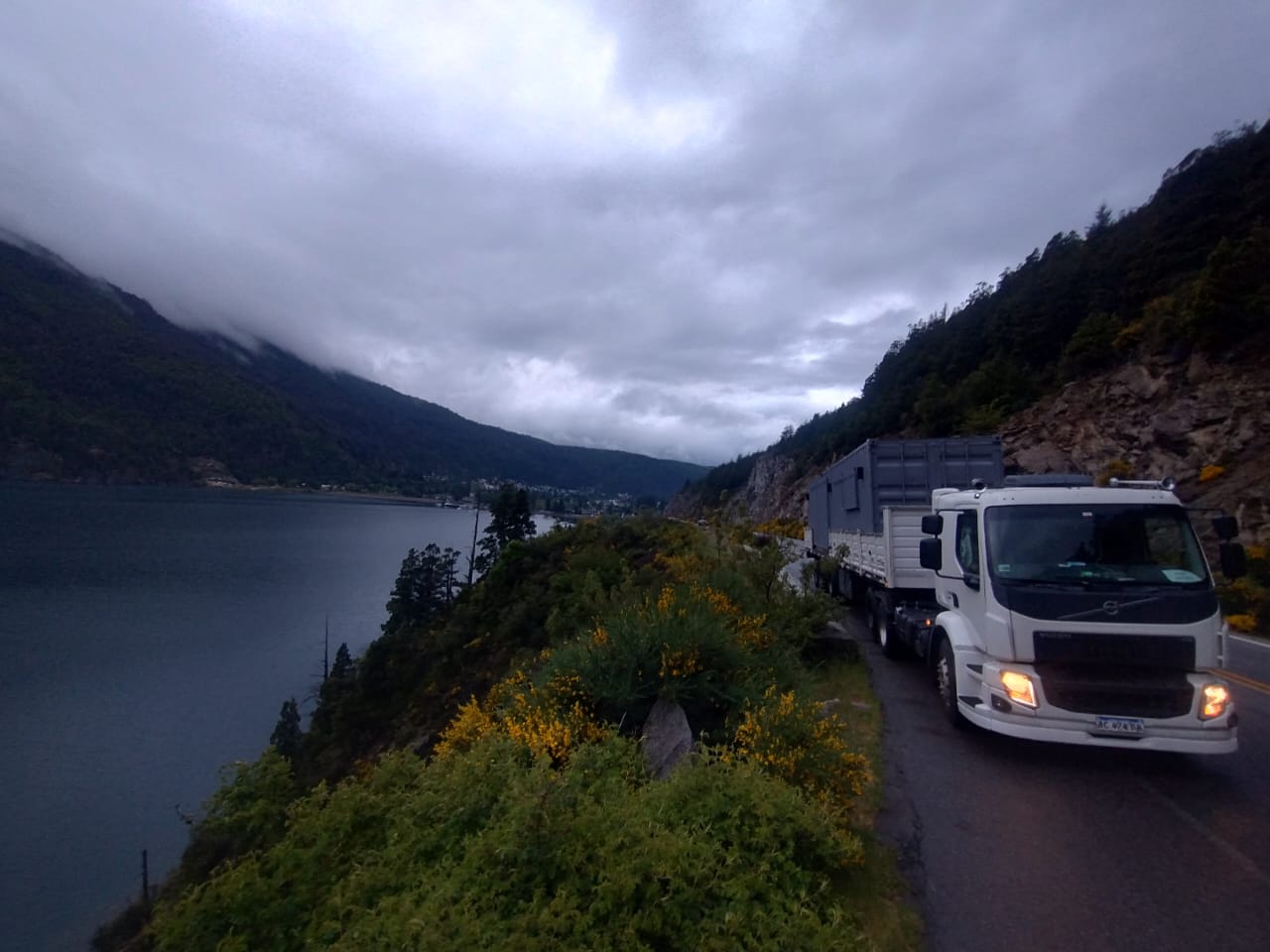 Traslado de contenedor marítimo en camión propio