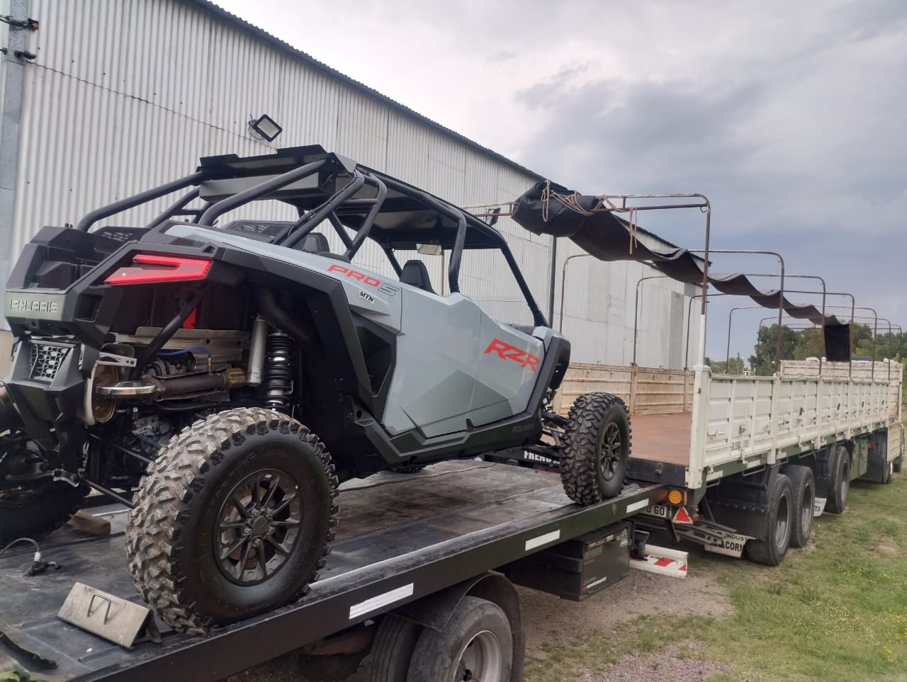 Detalle de equipo semi tractor - Transporte Pipes