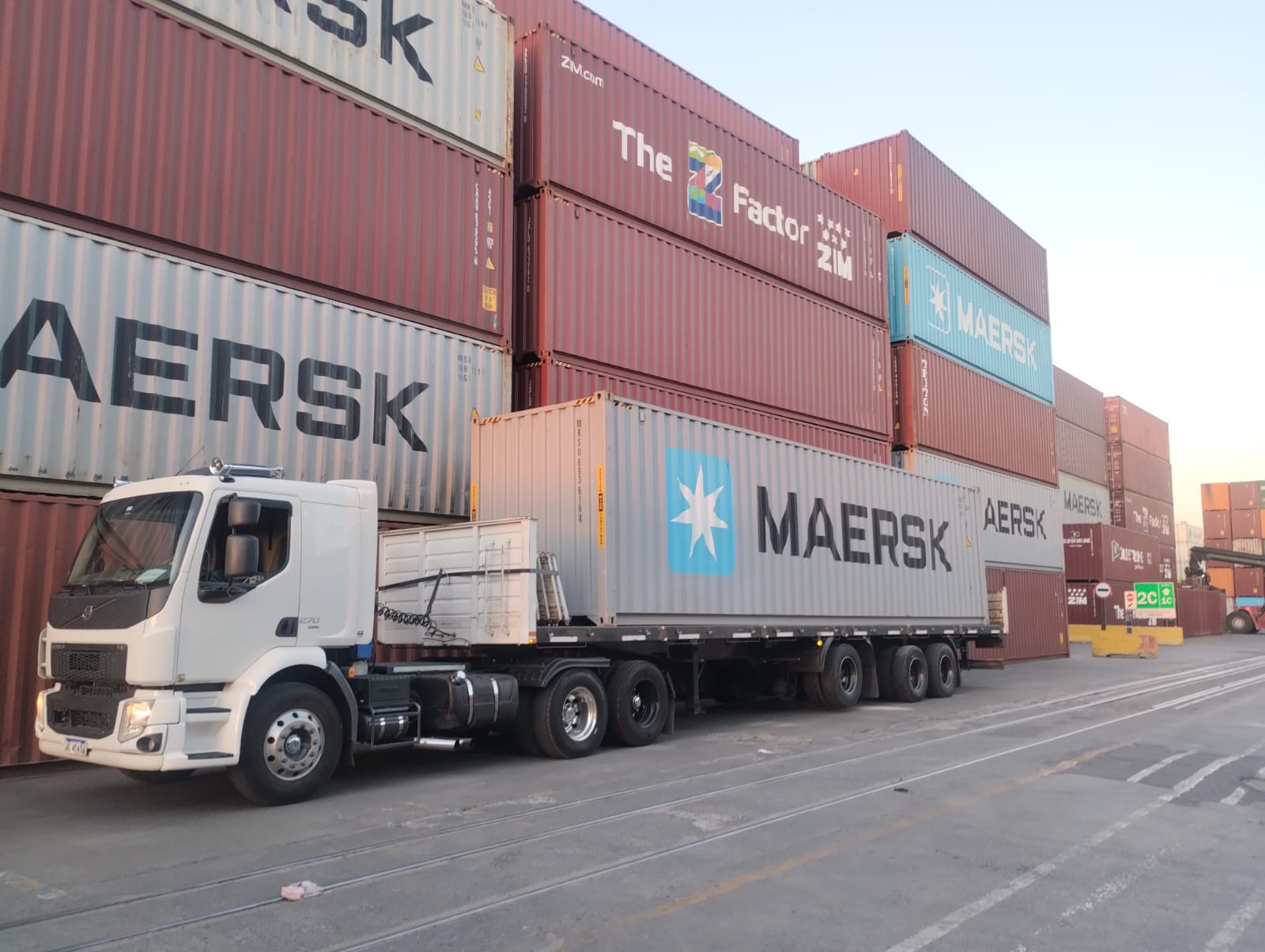 Stock de contenedores marítimos en depósito Pipes